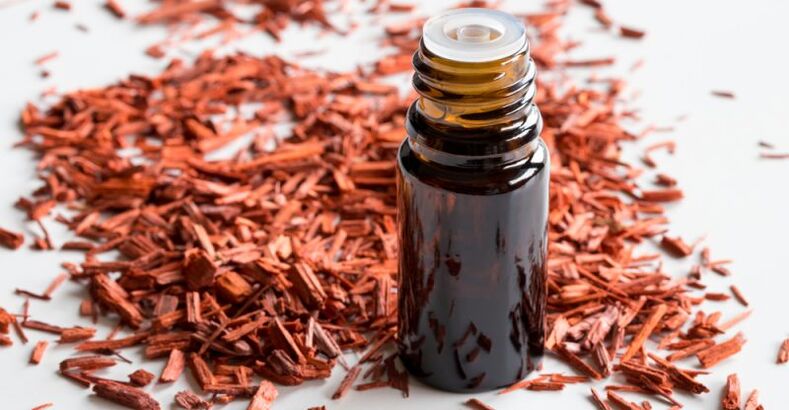Етеричното масло от сандалово дърво възстановява баланса на влагата в кожата
