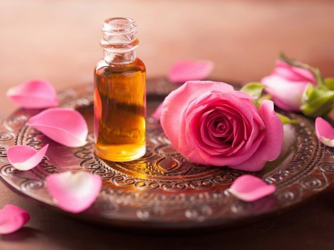 Розовото масло може да бъде особено полезно за обновяването на клетките на кожата. 