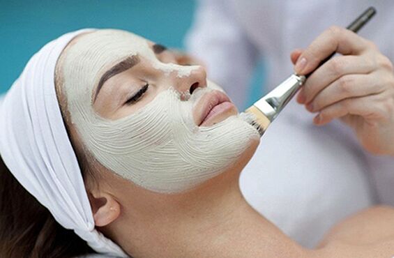 Пилингът на лицето е един от методите за естетично подмладяване на кожата